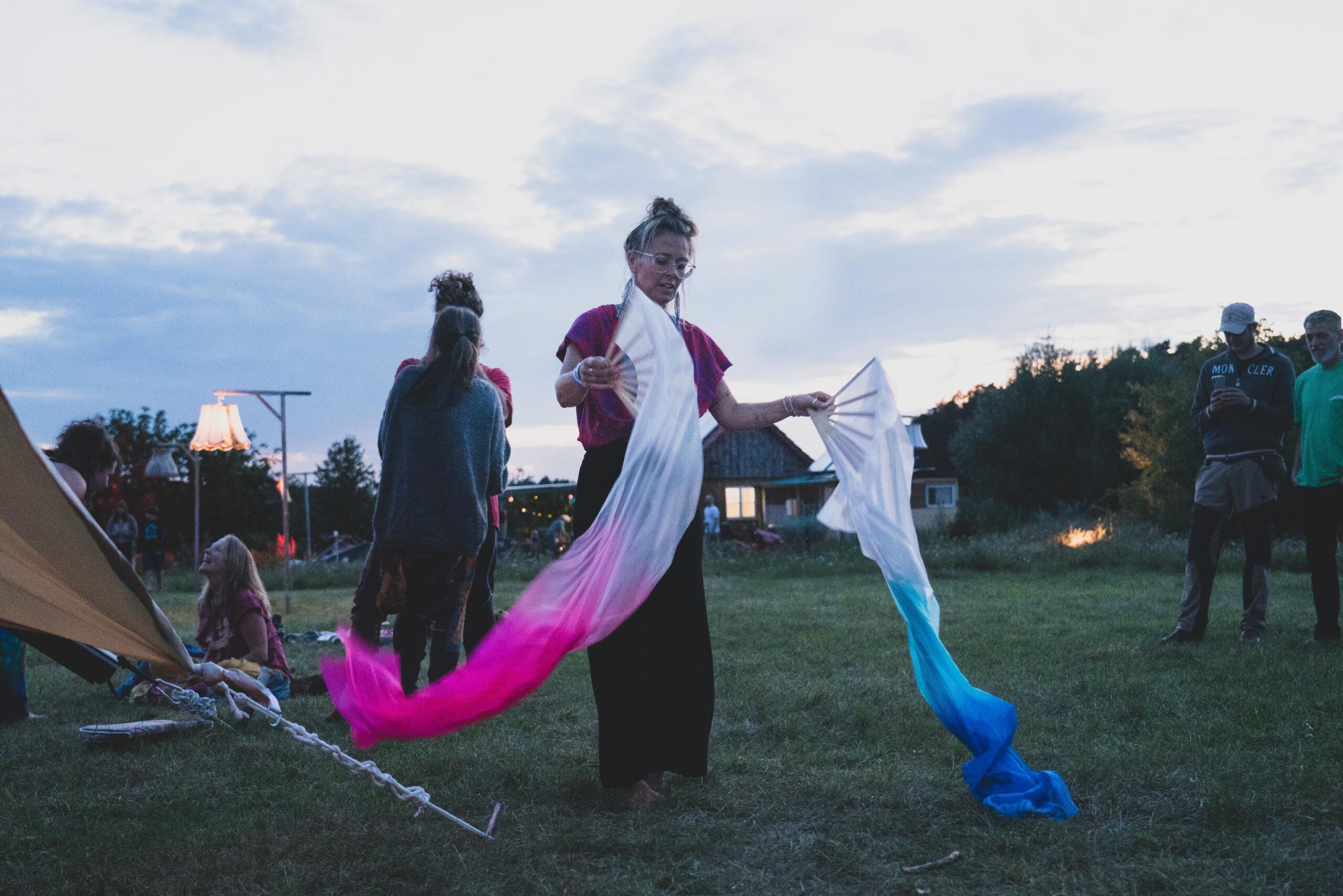 Frau mit Tüchern auf dem CAIA Tribe Gathering